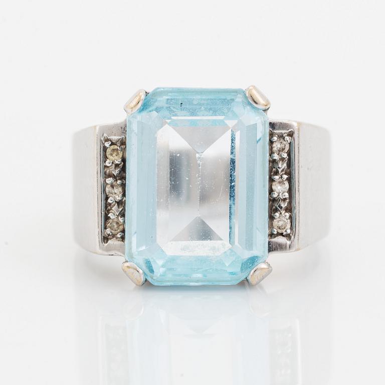 Ring med smaragdslipad topas och briljantslipade diamanter.