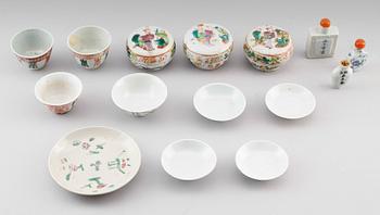 SAMLING PORSLINSFÖREMÅL, 15 delar, Kina, 1800-/1900-tal.