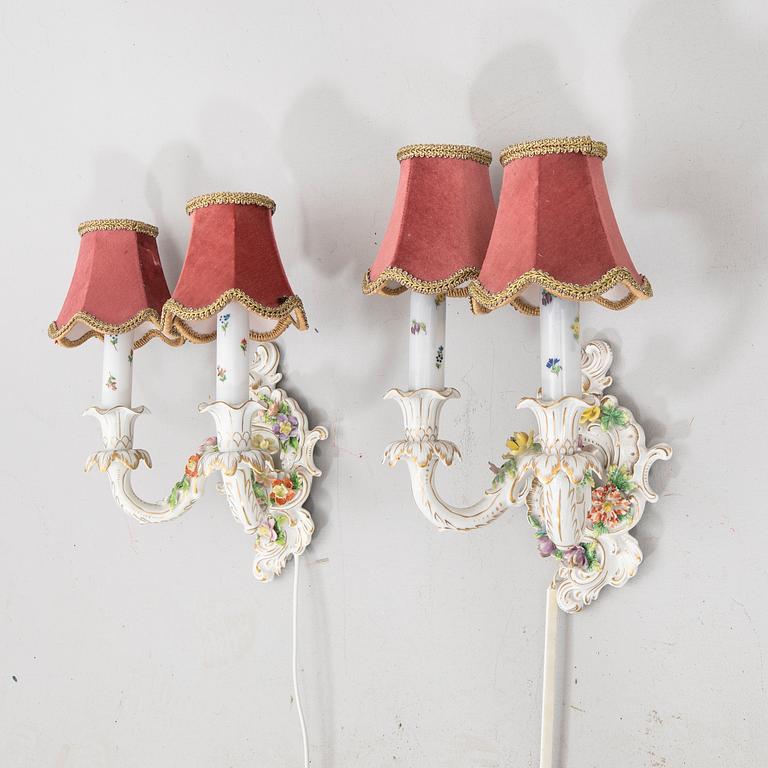 Ljuskrona samt lampetter ett par, Rokoko-stil  Dresden 1900-talets mitt porslin.