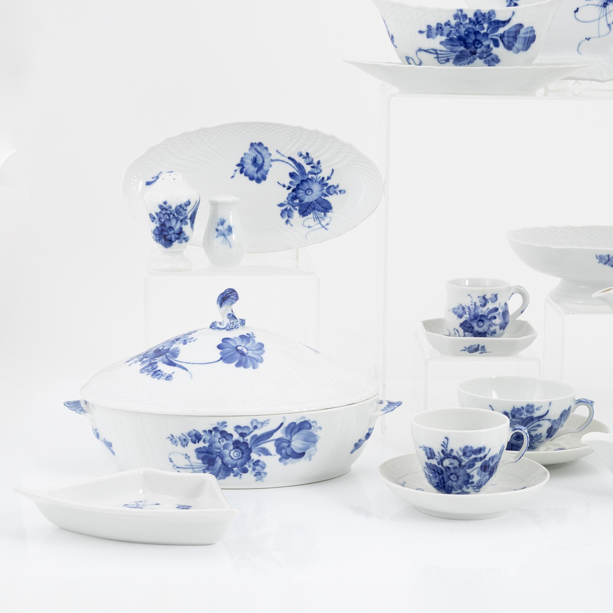 Mat- och kaffeervis, porslin, 116 delar,  "Blå Blomst", Royal Copenhagen, Danmark.
