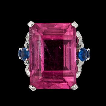 RING med rosa turmalin ca 24.00 ct, safirer totalt ca 0.50 ct samt diamanter totalt ca 0.30 ct.