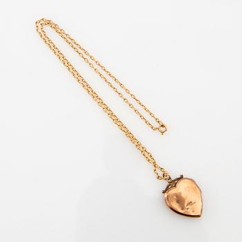 Halsband 18K guld med en berlock 9K guld i form av ett hjärta.