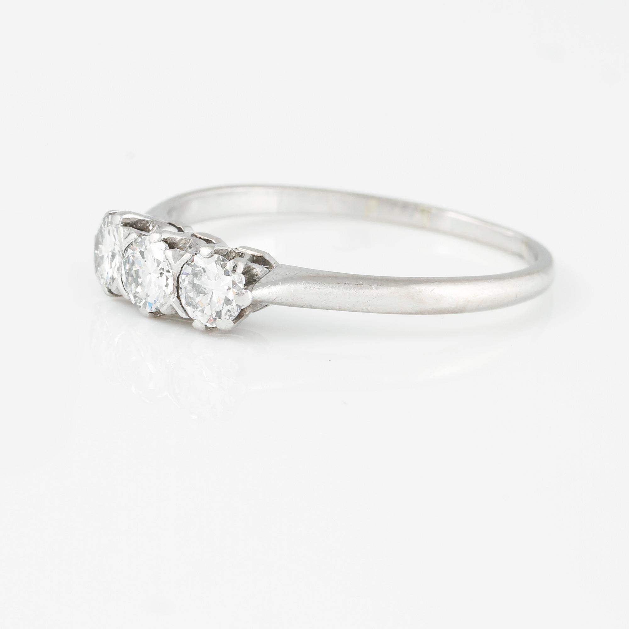RING, 18K vitguld med 3 briljantslipade diamanter 0.51 ct, kattfotstämplad. Vikt 2,8 gram.