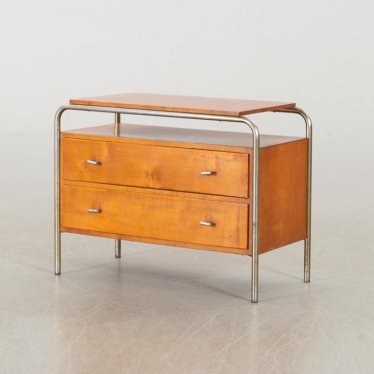 A veneered chest of drawers, 1930/40's.