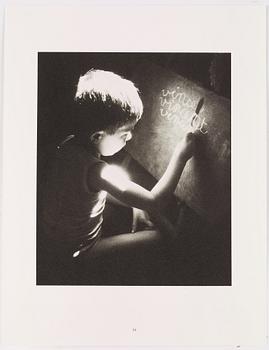 WILLY RONIS, Limited Edition Portfolio with 12 Collotype Plates, signed and numbered 254/290 on the colophon.