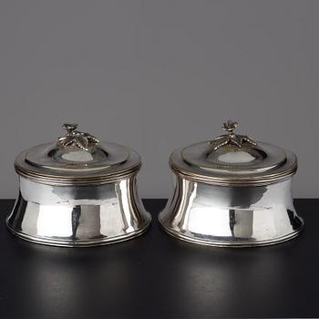 TOILETTEASKAR ett par, av Johan Gustaf Ahlgren (verksam i Stockholm 1771-99), gustavianska.