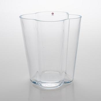 Alvar Aalto, maljakko, malli 3032, signeerattu Alvar Aalto 2006.