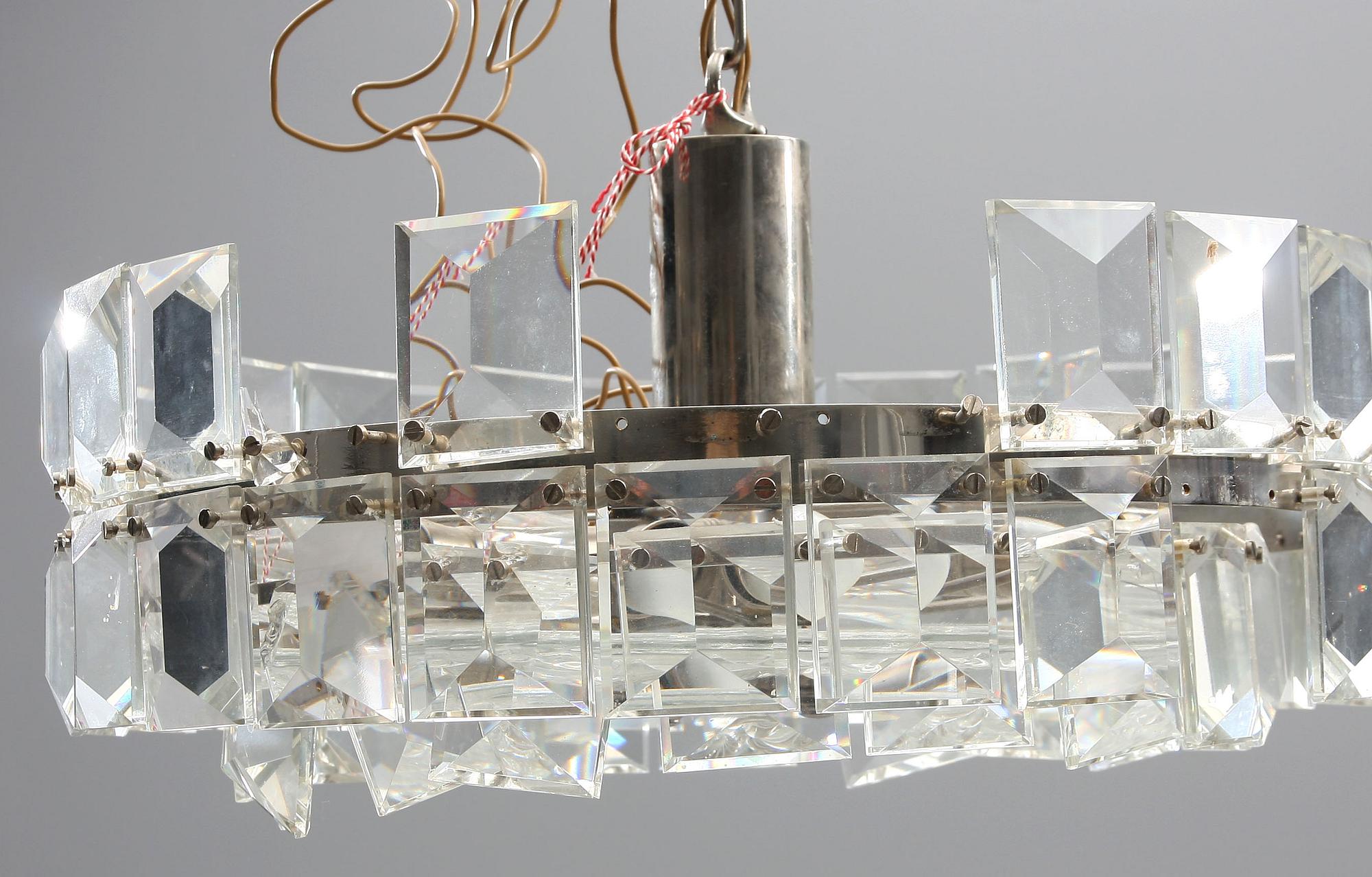 TAKKRONOR, ett par, glas, 1900-tal. H ca 50.