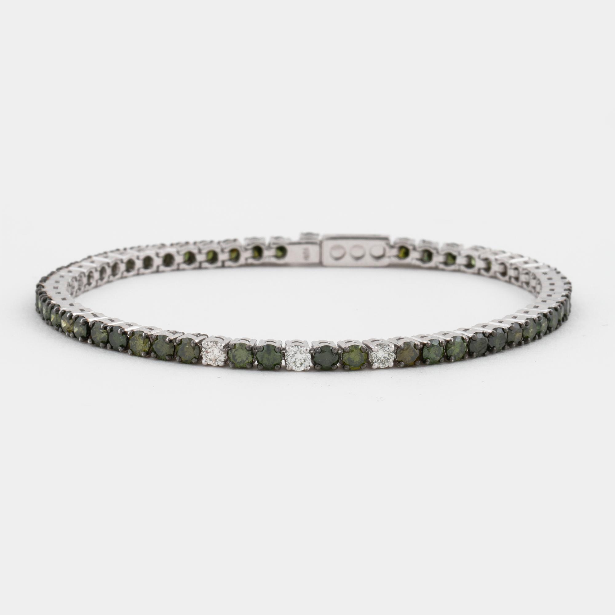 ARMBAND, med vita gröna diamanter, totalt circa 4.50 ct.