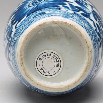 A blue and white Genever bottle, Qing dynasty, Kangxi (1662-1722).