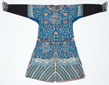 ROBE, silk. Height 146,5 cm. China around 1900.