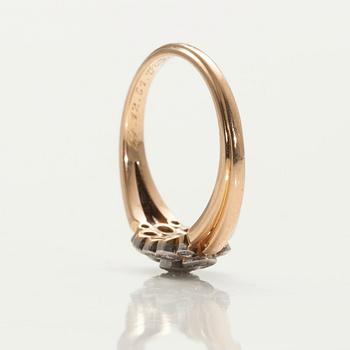 RING, 18K guld. Briljant och 8/8 slipade diamanter H/vs ca 0.55 ct. A. Tillander 1951. Storlek 17-. Vikt 3,7 g.