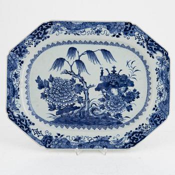 A Chinese export porcelain charger, Qing dynasty, Qianlong (1736-95).