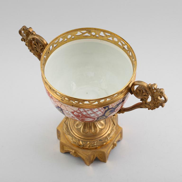 LOCKURNA, porslin, Imari, 1900-talets första hälft.