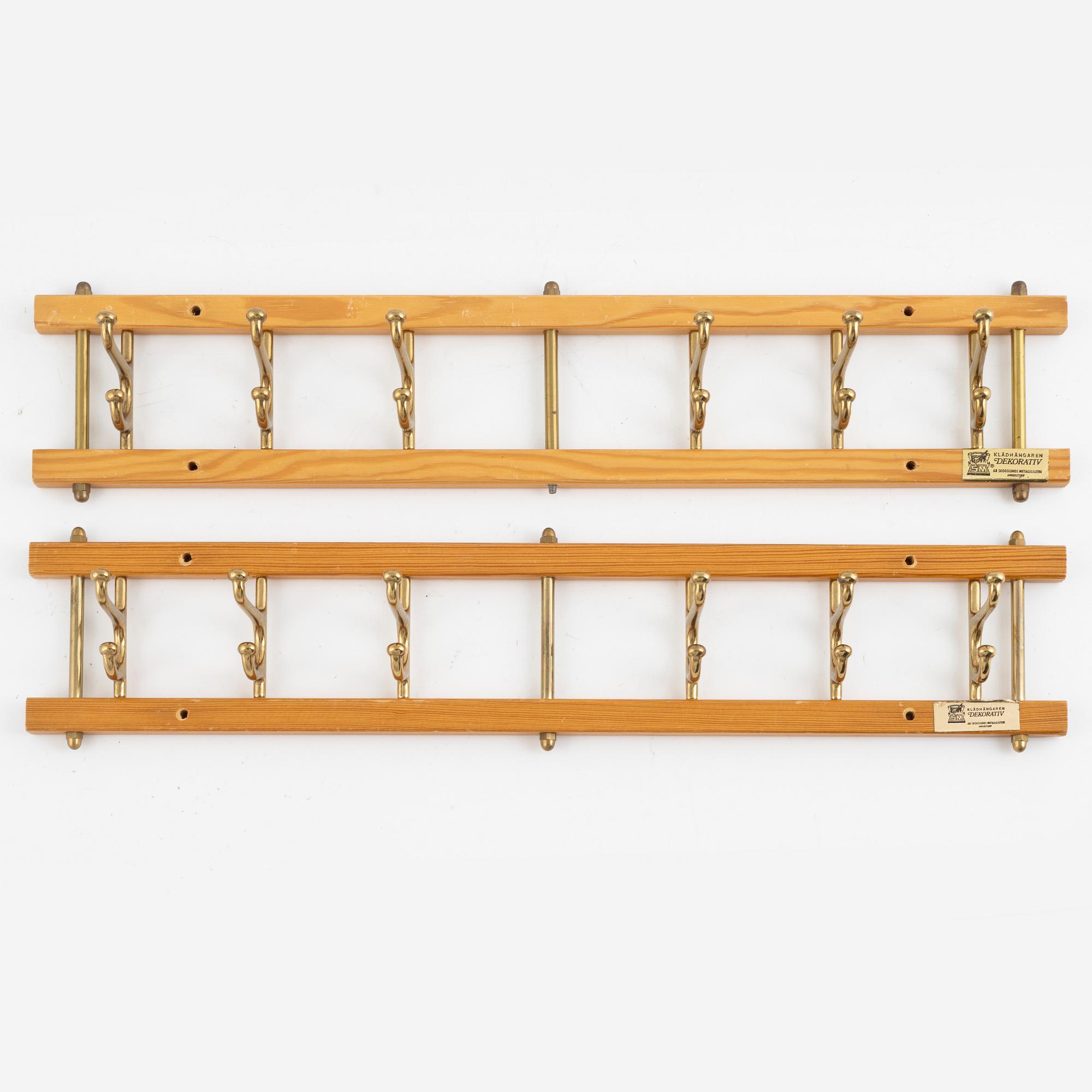 Klädhängare, ett par, "Dekorativ", Skoglunds metallgjuteri, Anderstorp, 1900-talets mitt.