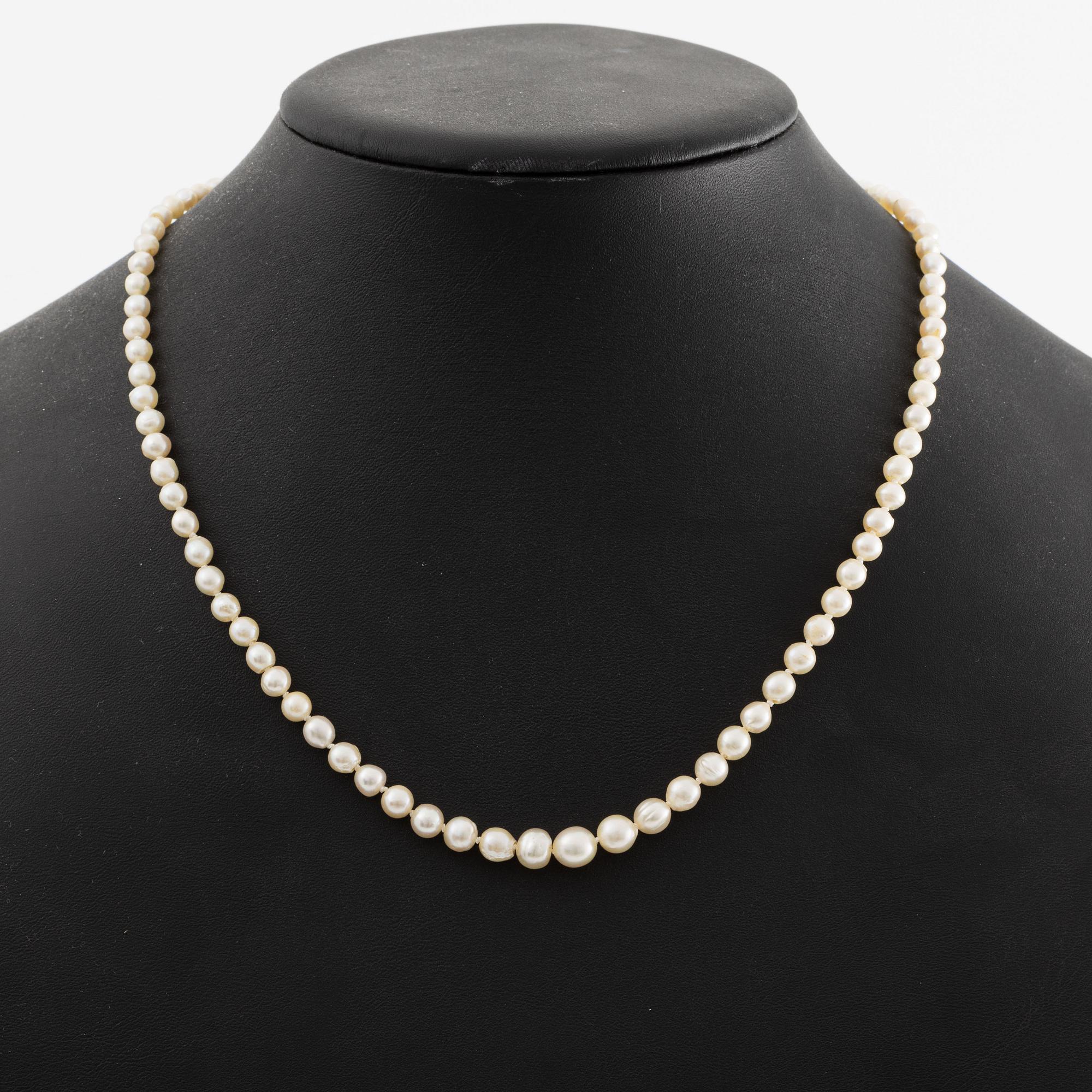 Pearl necklace, with cultured pearls, clasp in white metal with marcasites.