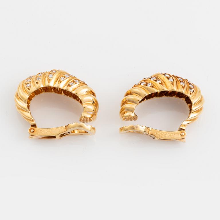 A pair of Cartier earrings in 18K gold set with round brilliant-cut diamonds.