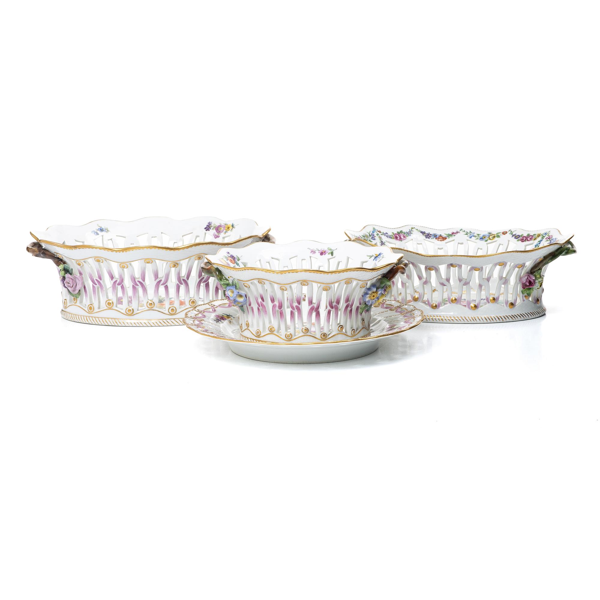 Royal Copenhagen, Gallerskålar, 3 st, Sachsisk blomst, Danmark, 1900-tal.