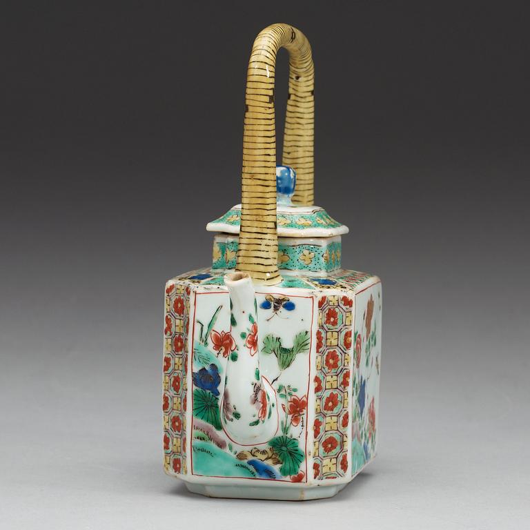 A famille verte tea pot with cover, Qing dynasty, Kangxi (1662-1722).