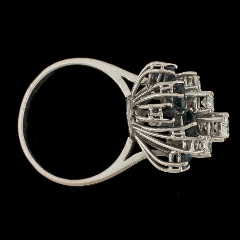 RING, troligen platina med briljantslipade diamanter tot ca 0,67ct och safirer. Vikt 6,9g.