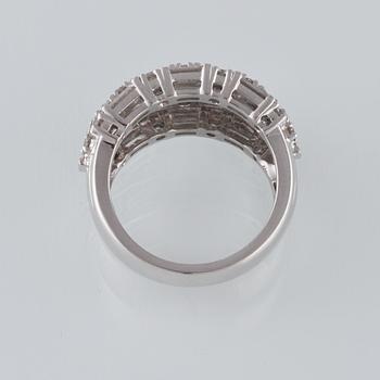 RING, 18K vitguld med 22 briljantslipade och 19 baguettslipade diamanter ca 2.26 ct. Vikt 11,1 gram.