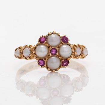 Ring, 14K guld, med rubiner och odlade pärlor, England.