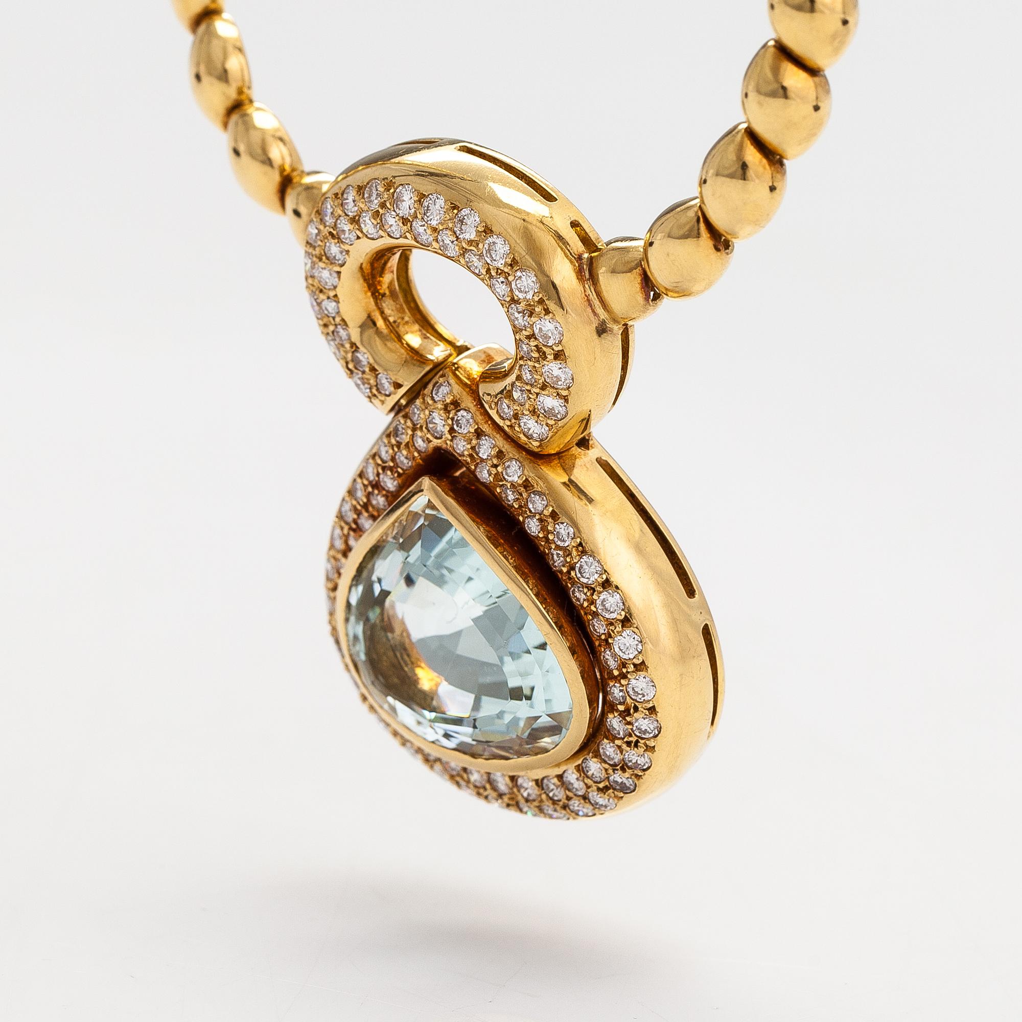 An 18K gold necklace with a ca 18.00 ct aquamarine and brilliant-cut diamonds ca 1.80 ct in total. With certificate.