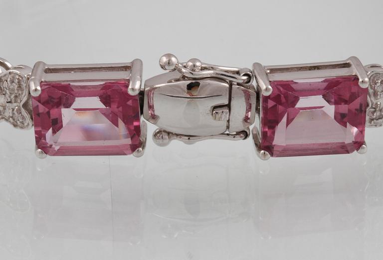 ARMBAND, 14K vitguld med rosa topaser samt briljantslipade diamanter. Vikt 19,5 gram.