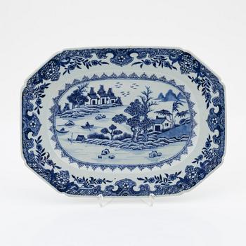 A blue and white serving dish, Qing dyanasty, Qianlong (1736-95).