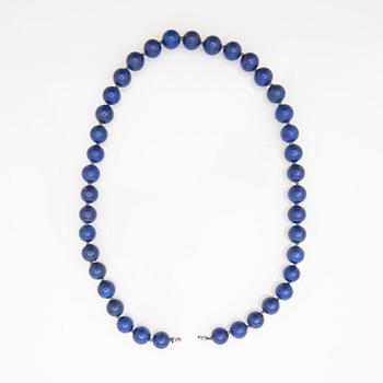 Ole Lynggaard, pendant 18K gold, with two stone collets with prongs, lapis lazuli and glass.