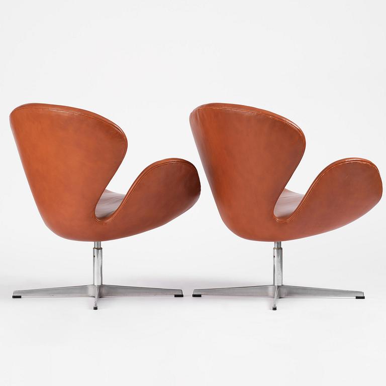 Arne Jacobsen, fåtöljer, ett par, "Svanen", Fritz Hansen, Danmark, 1980.