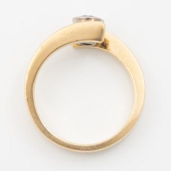 18K gold ring with a round brilliant-cut diamond.