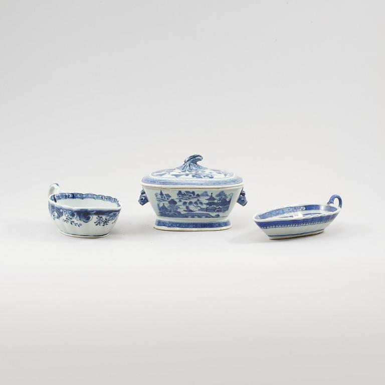 SÅSSNIPOR, 2 st, samt SMÖRTERRIN, porslin, Kina, 1700-tal samt 1800-tal.