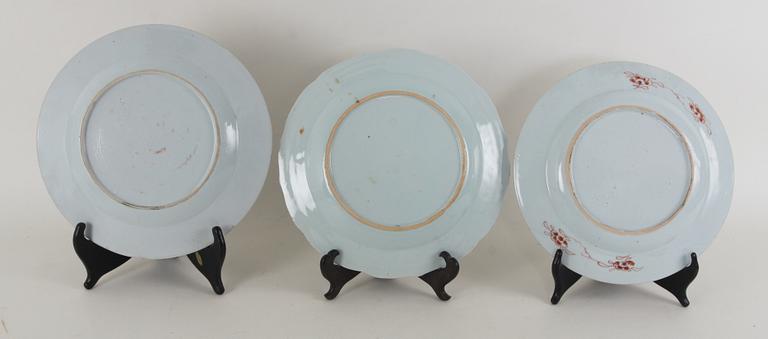 TALLRIKAR, 3 st. Porslin, Kina Qianlong, 1700-tal.