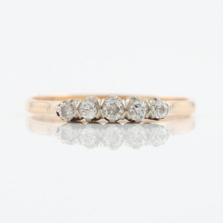 Ring, 18K guld med fem gammalsipade diamanter.