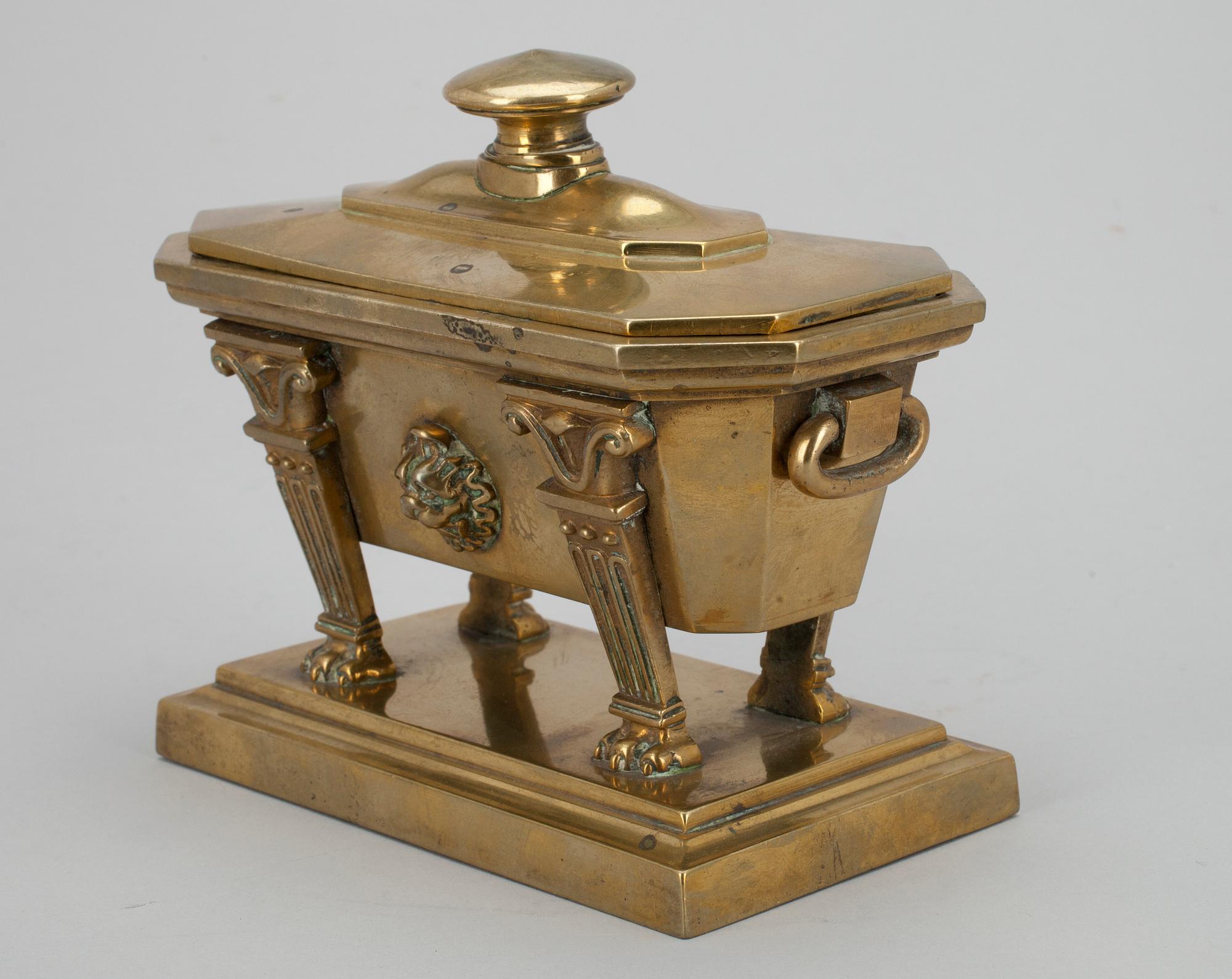 SOUVENIR / ASK, mässing, i form av sarkofag, 1800-tal.
