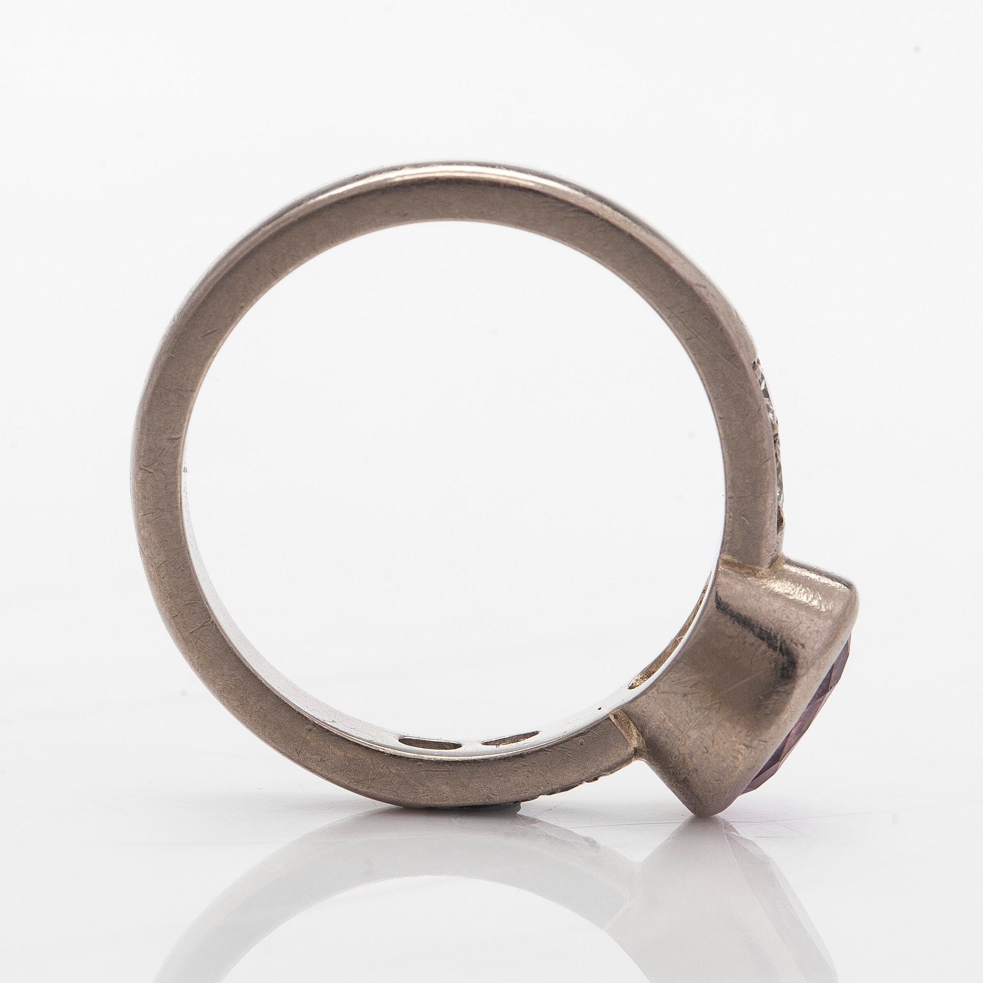 Sormus, 18K palladiumvalkokultaa, ovaalihiottu safiiri ja timantteja.