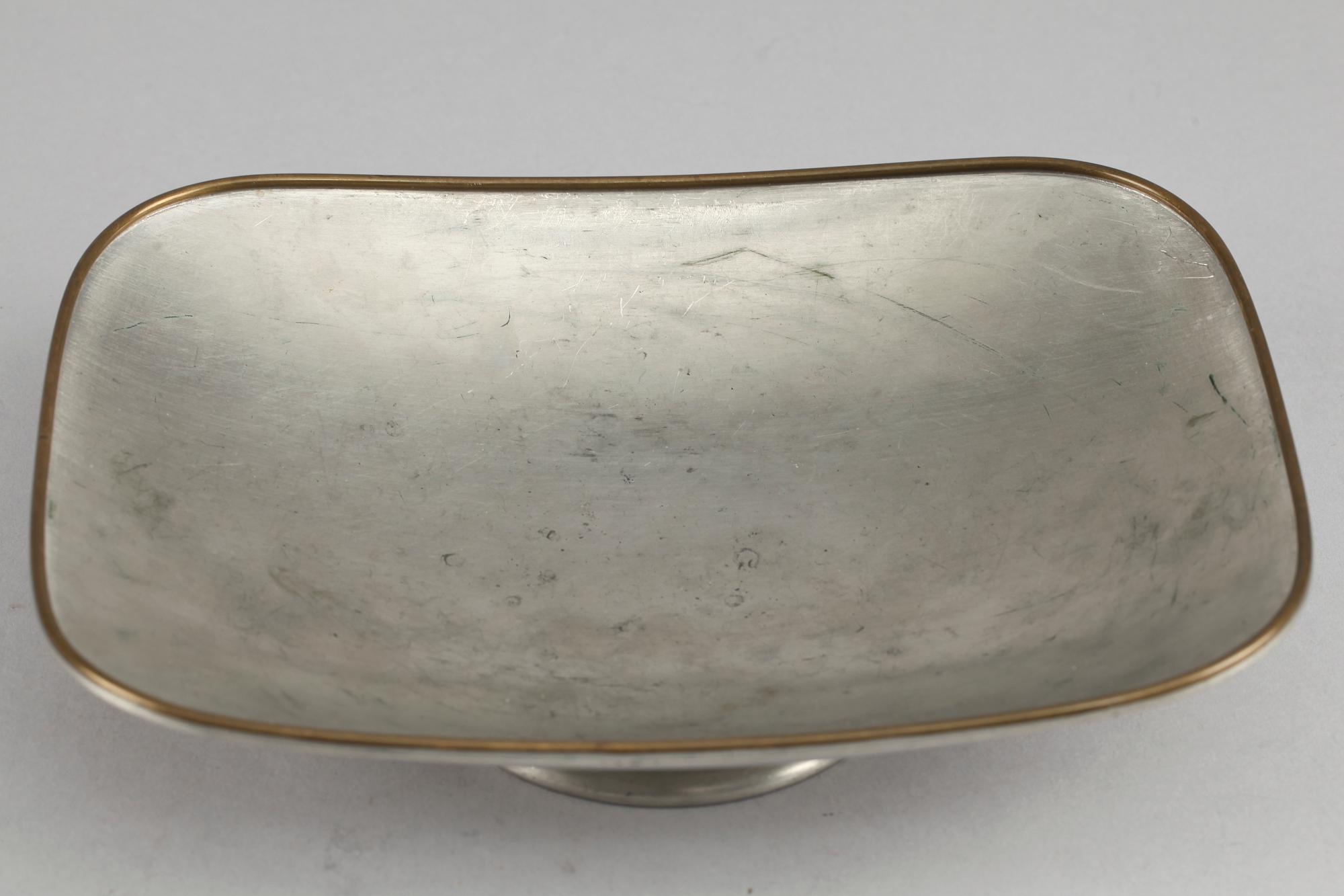 SKÅLFAT, tenn. Firma Svenskt Tenn. 1900-talets första hälft.