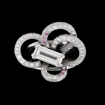 1205. A ring with a large baguette cut diamond, 2.07 cts with pink and colourless diamonds tot. app. 1.70 cts.