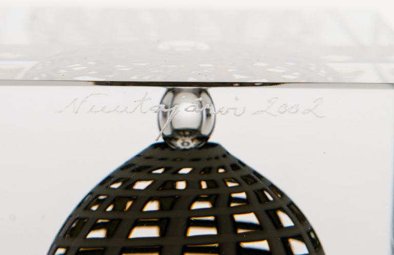 OIVA TOIKKA, AN ANNUAL CUBE, glass, signed Oiva Toikka Nuutajärvi 2002, numbered 98/2000.