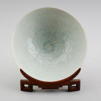 A turquoise glazed bowl with combed and carved floral patterns, Song dynasty (960-1279).