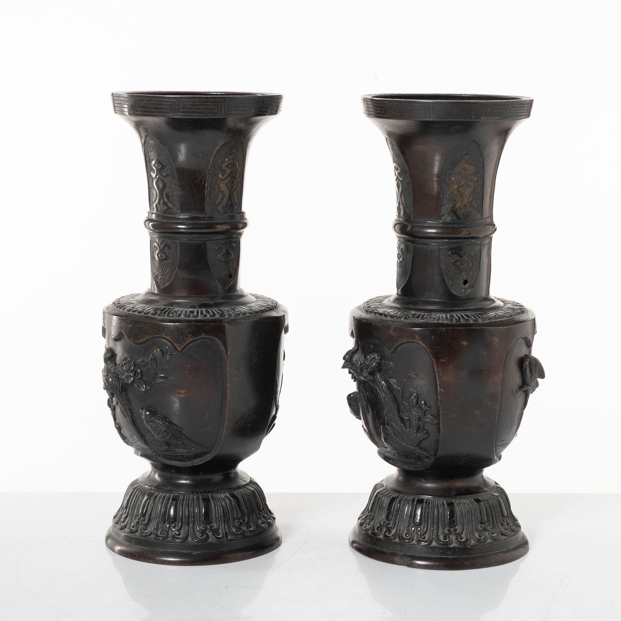 Vaser, ett par, brons, Japan, Meiji (1868-1912).