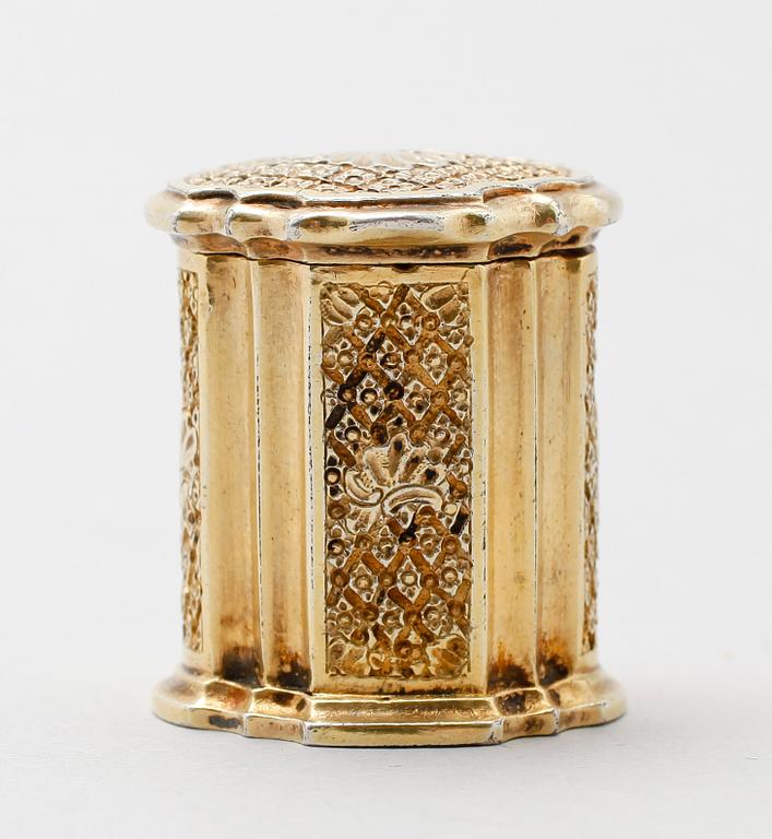 DOSA, förgyllt silver, Samuel Presser, Linköping 1761. Vikt ca 27 g.