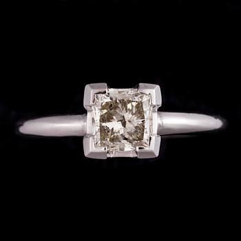 RING, 14K vitguld, prinsesslipad glasfylld diamant. Vikt ca 2,1 g.