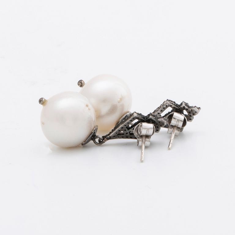 EARRINGS silver and gold 2 South Sea pearls approx 13 mm and vari-cut diamonds approx 0,20 ct in total.