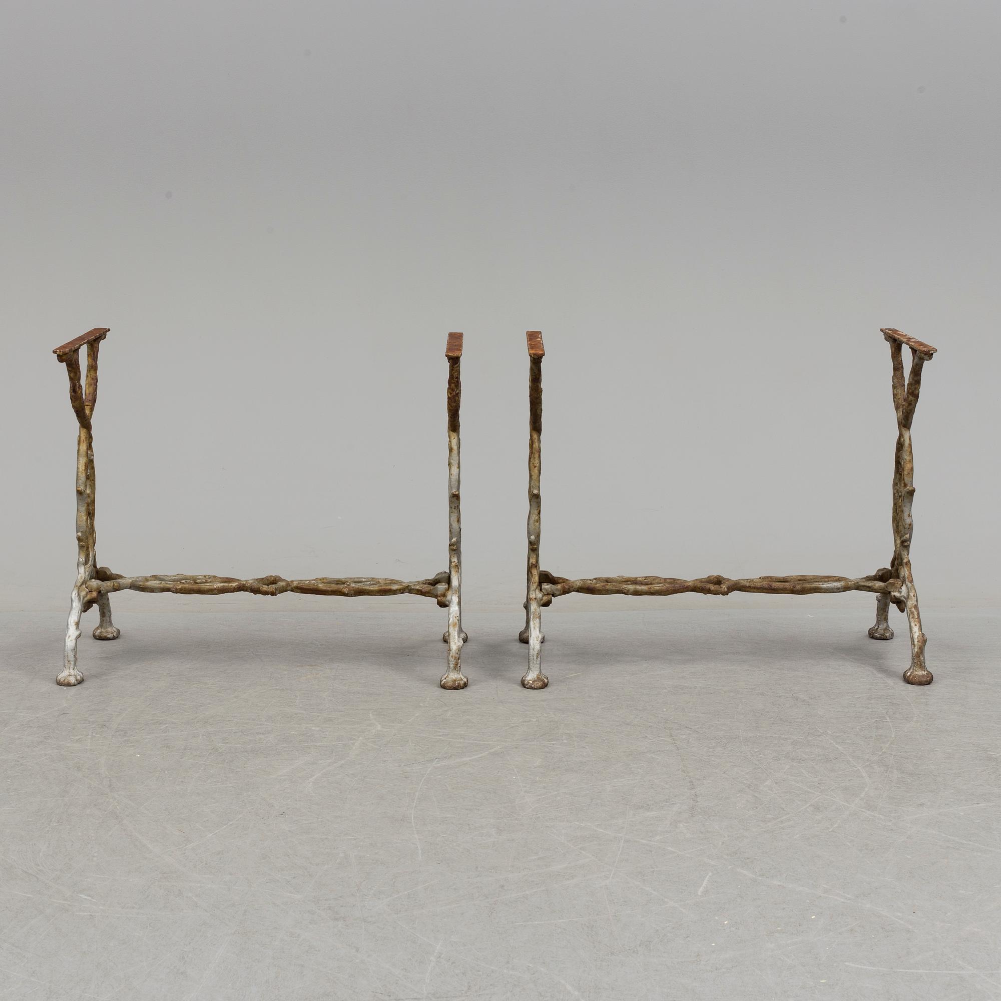 TRÄDGÅRDSBORD, ett par, gjutjärn, tidigt 1900-tal.