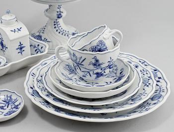 SERVISDELAR, 72 st, porslin, "Lökmönstret", Meissen, 1900-talets andra hälft.