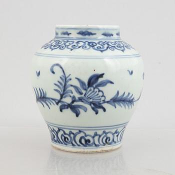 A Chinese blue and white porcelain jar, Ming dynasty (1368–1644).