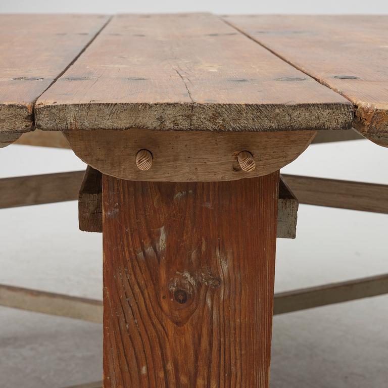 A drop-leaf table, 19th century.
