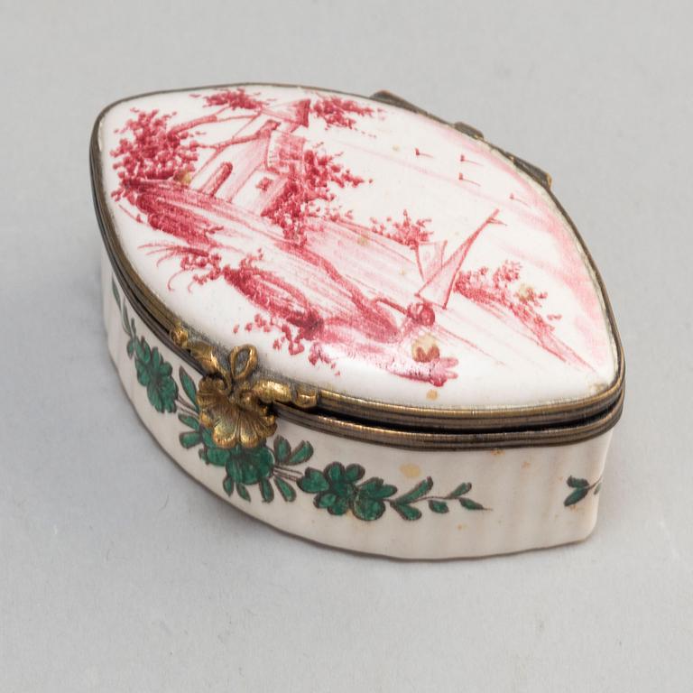 A famille rose armorial bowl, two enamel on copper dishes and an european box with cover, 18th/19th century.